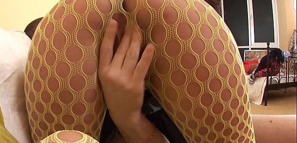Kurvige Brunette saugt Schwanz hart und gibt Tittenfick